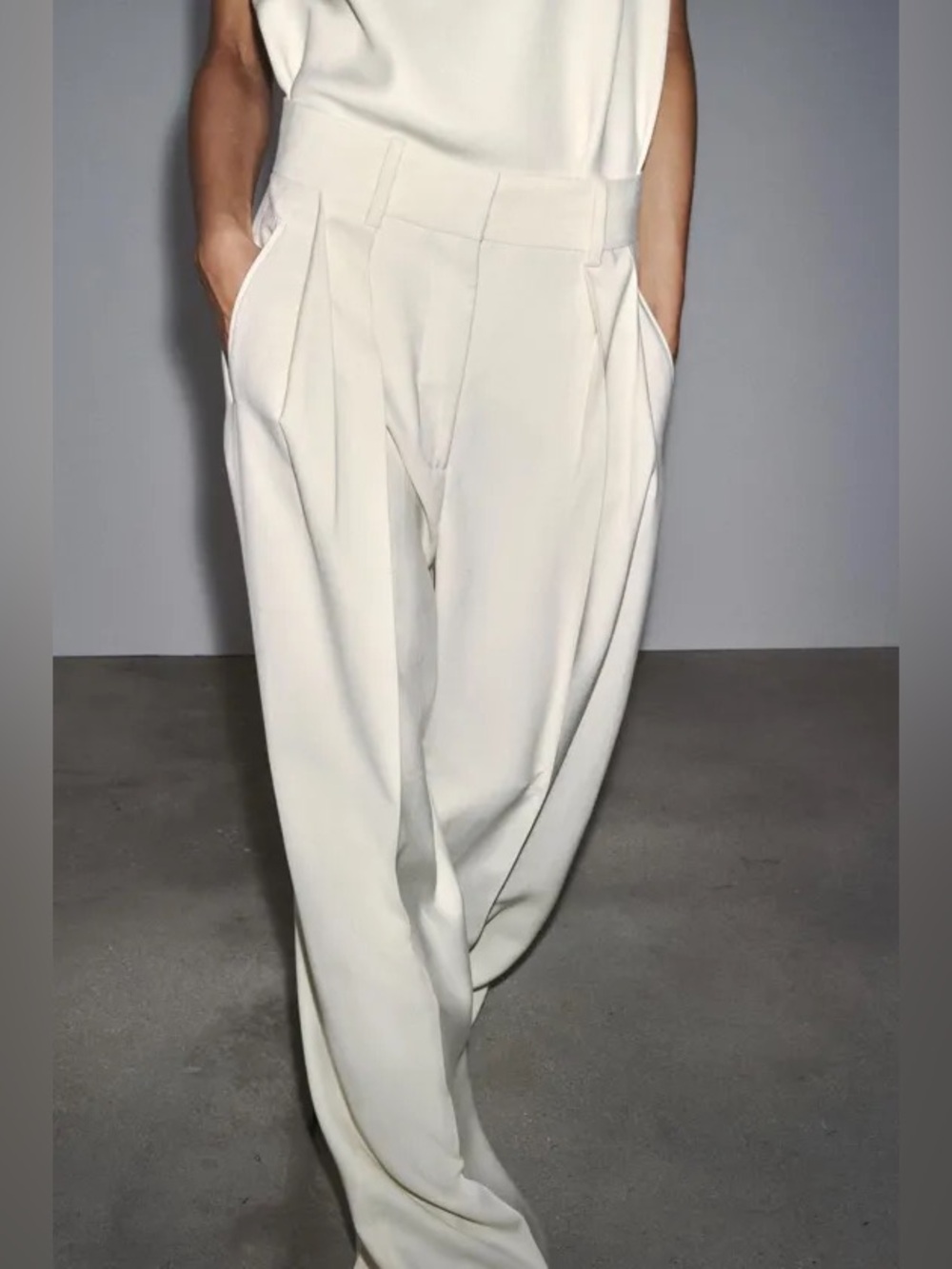 ZARA Women’s Lightweight pleated wide leg mid-rise trousers, Relaxed Fit. M NWT
